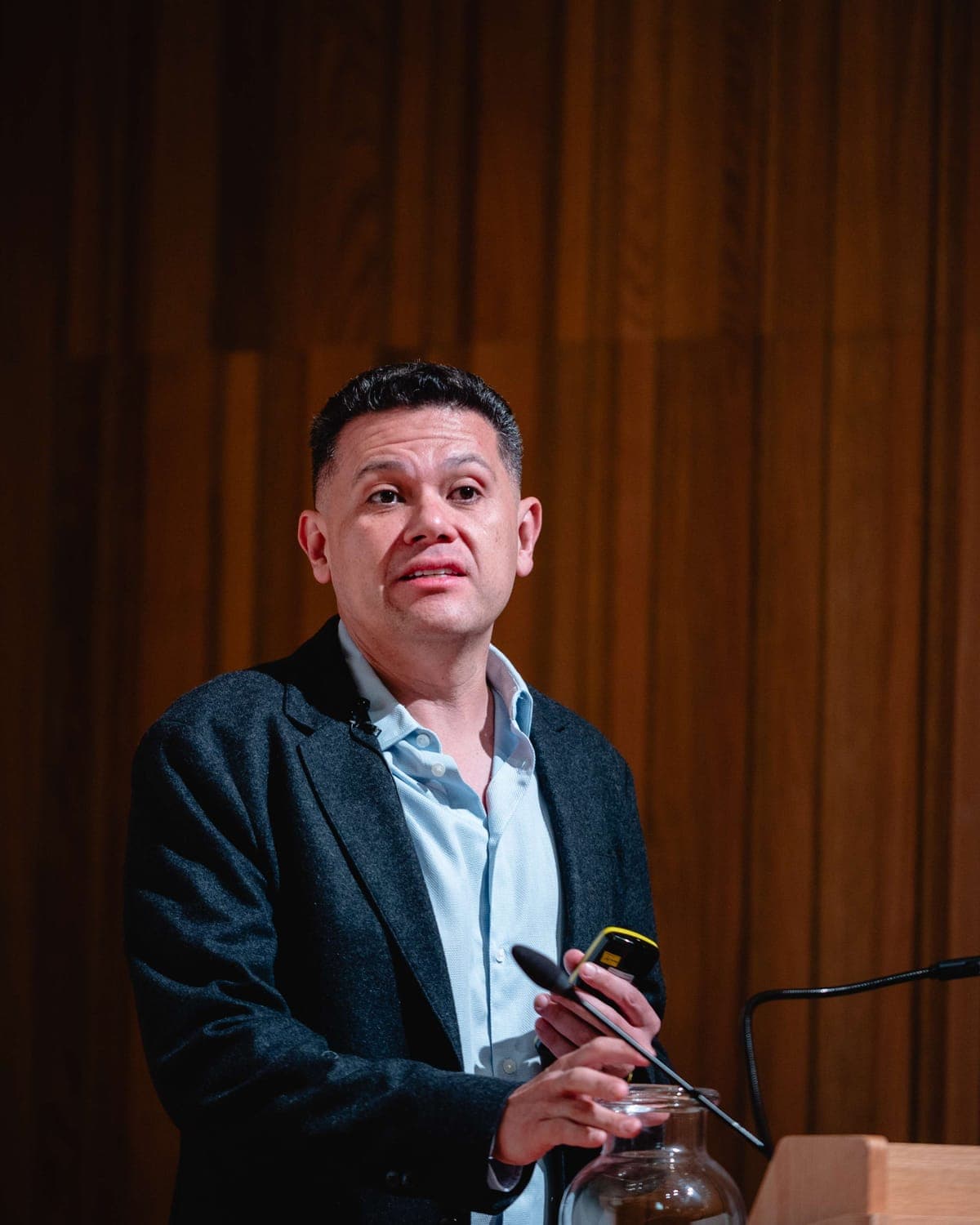 Oscar Rivas, PhD, en el atril durante su conferencia en Transform Trauma Oxford
