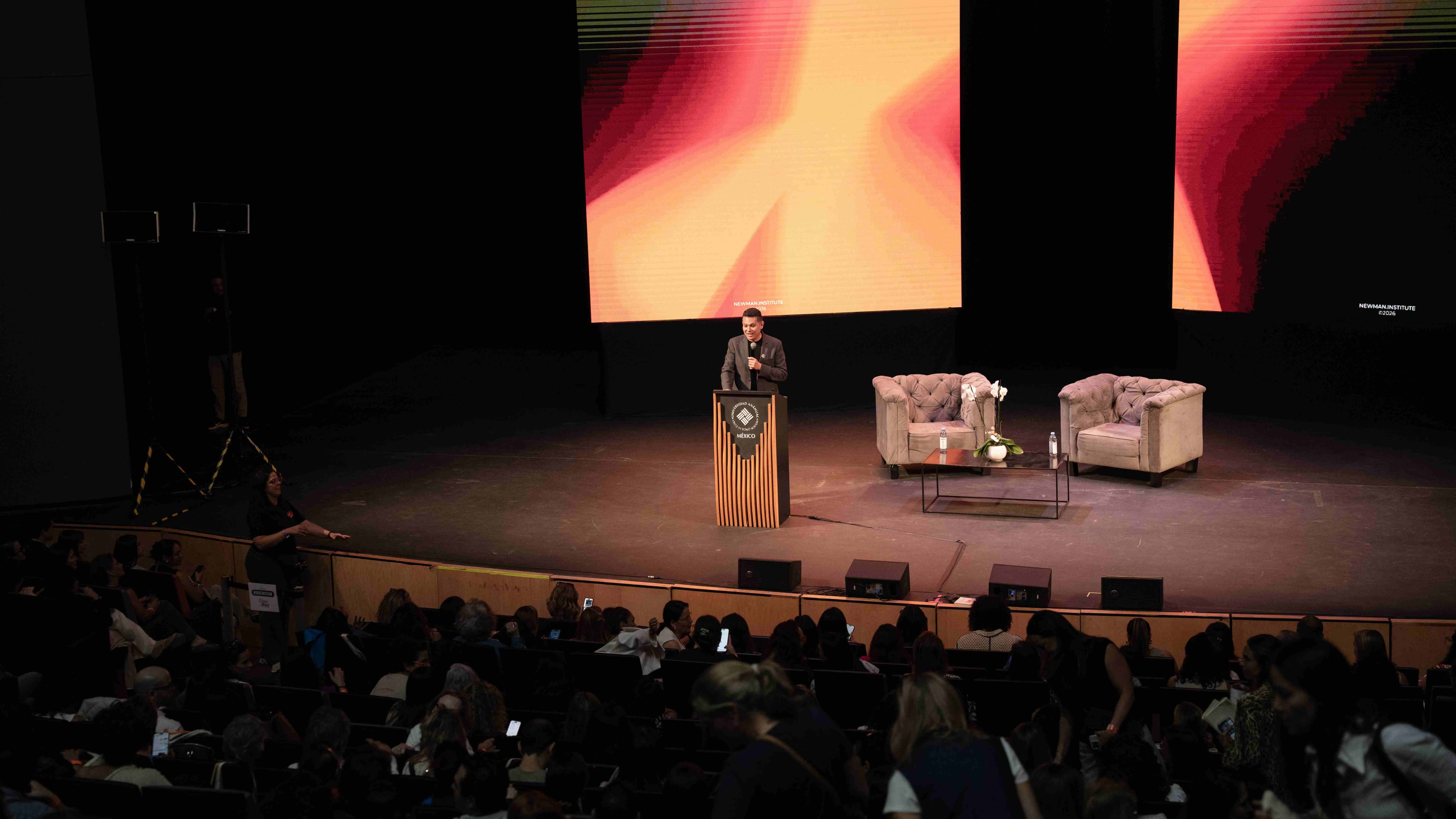 Auditorio lleno durante una ponencia de Oscar Rivas