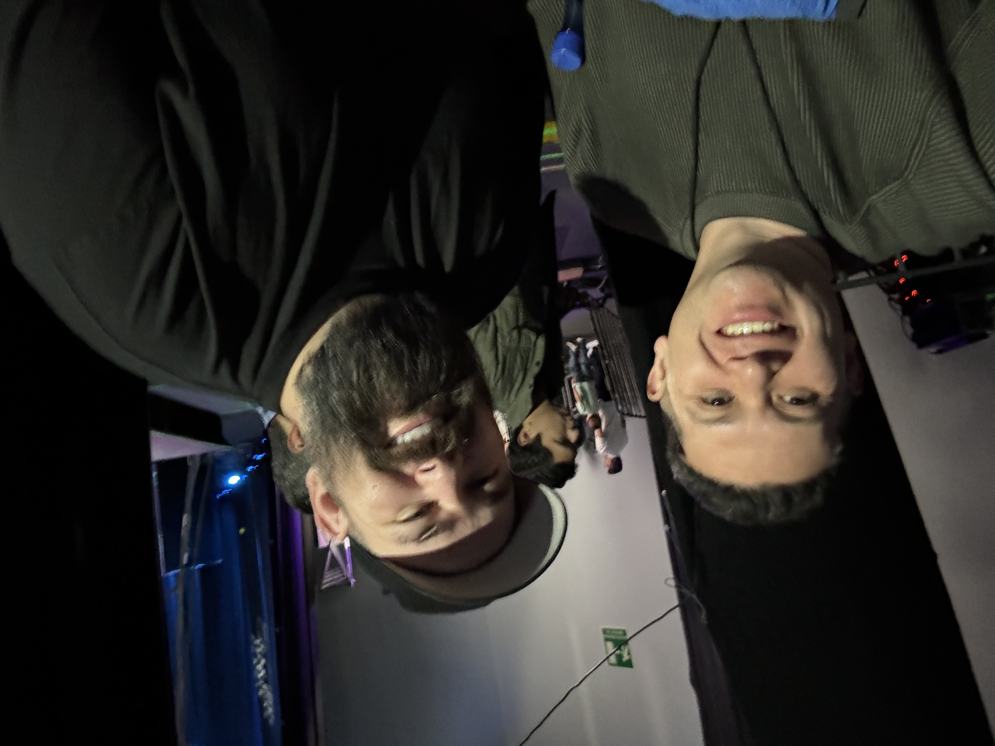 Oscar Rivas en una selfie backstage junto a un colega durante un evento