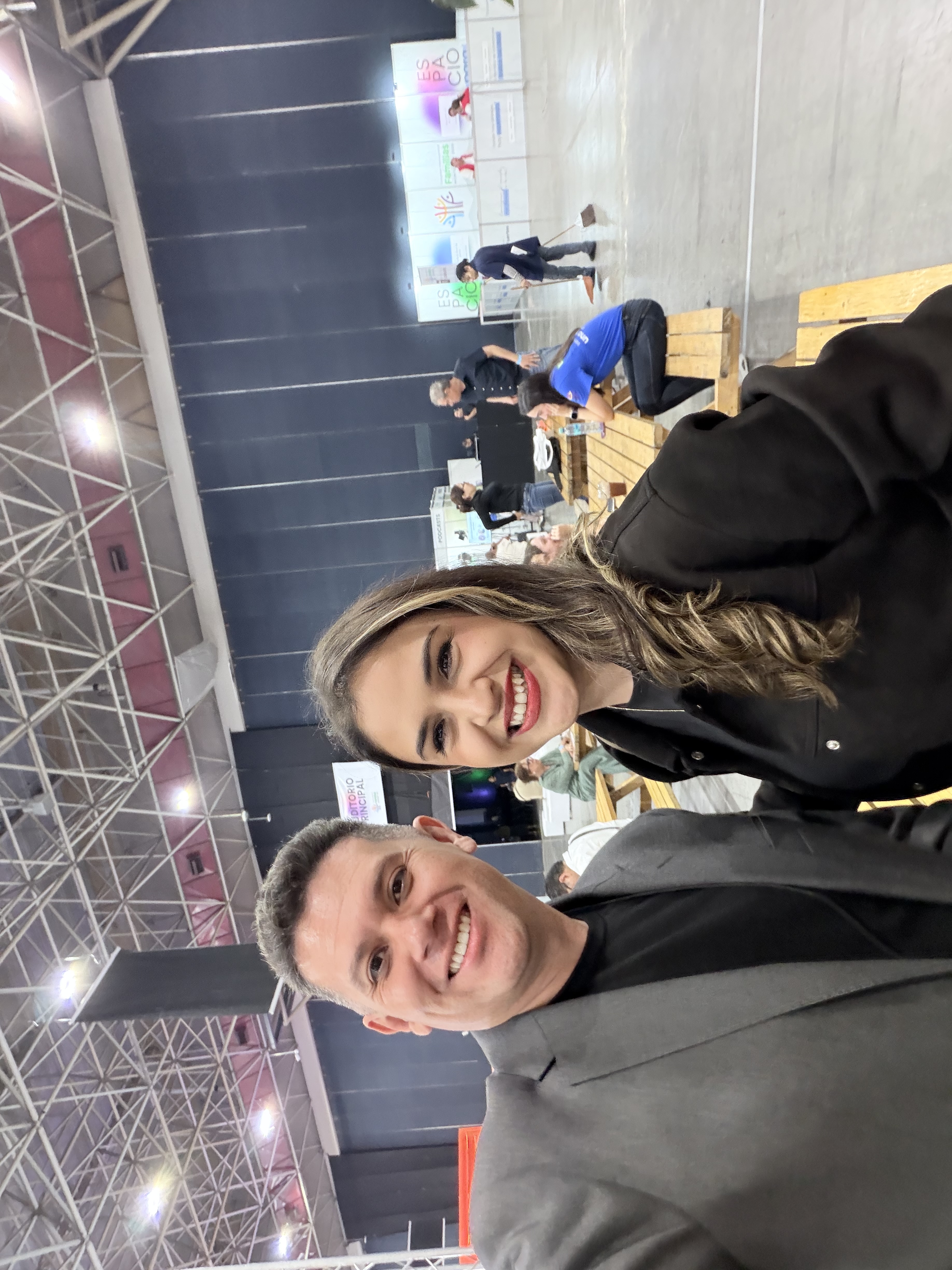 Oscar Rivas junto a una colega en el backstage de un congreso