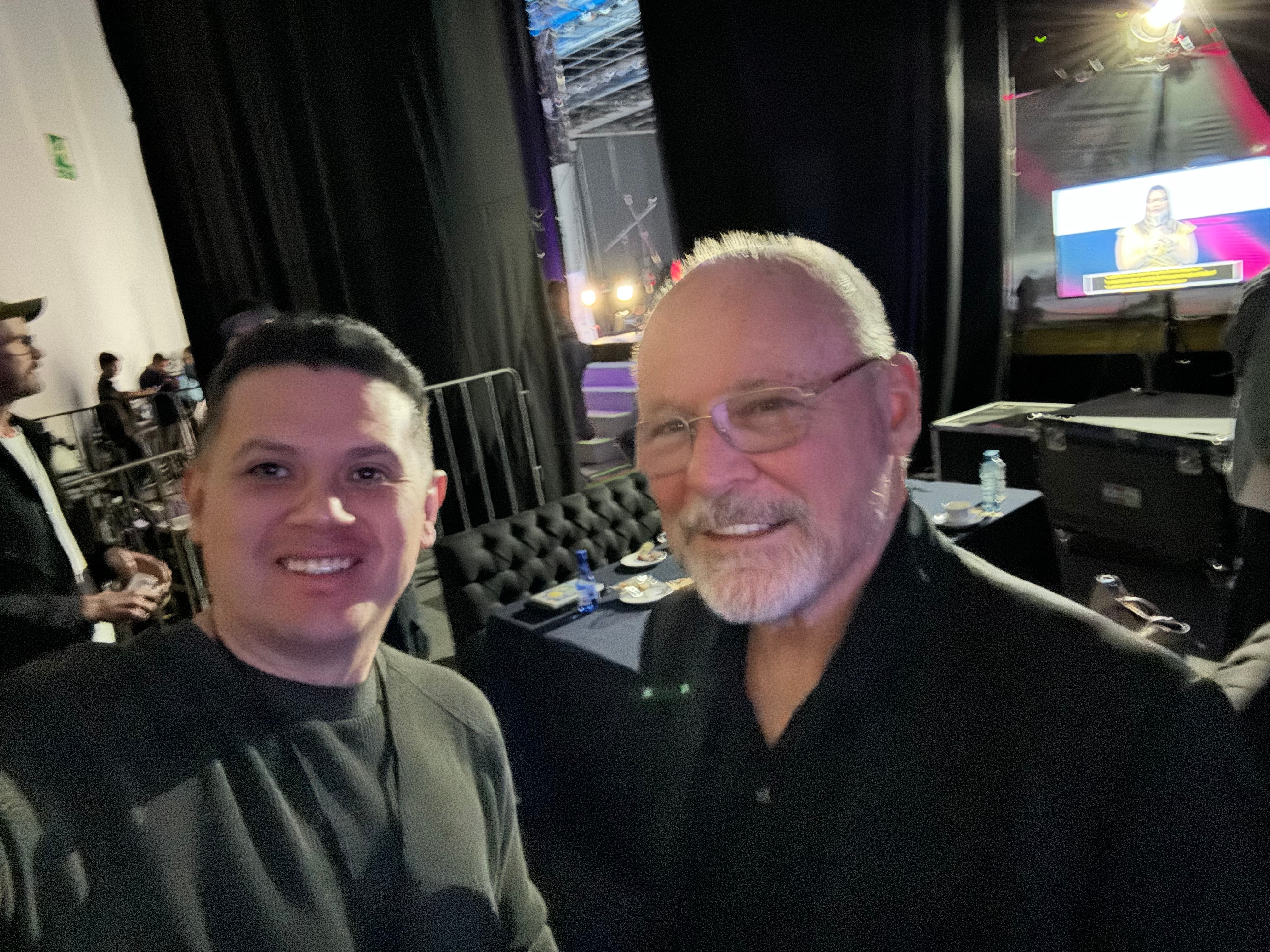 Oscar Rivas en una selfie backstage junto a un referente internacional