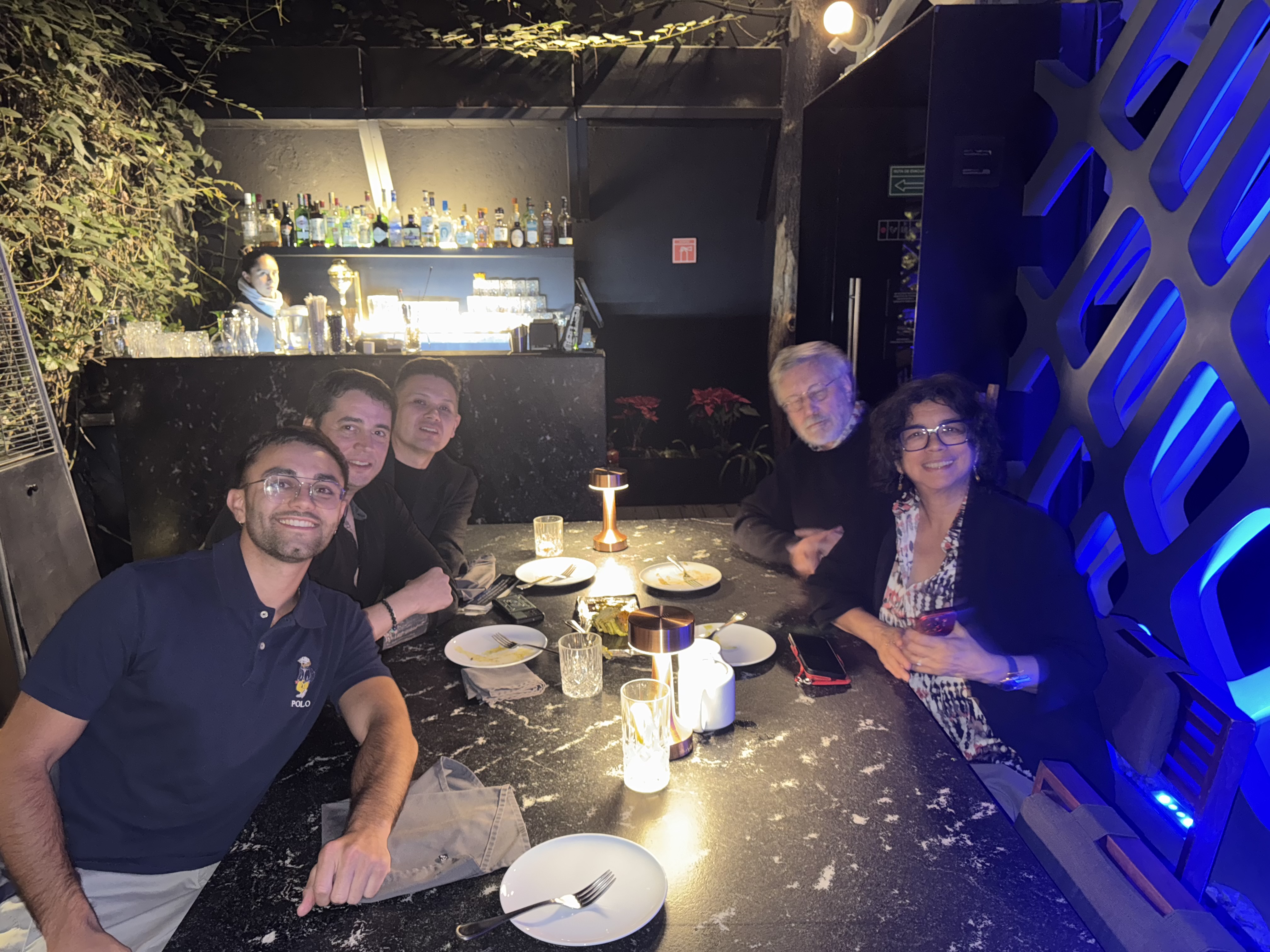 Oscar Rivas en una cena con colegas y referentes internacionales