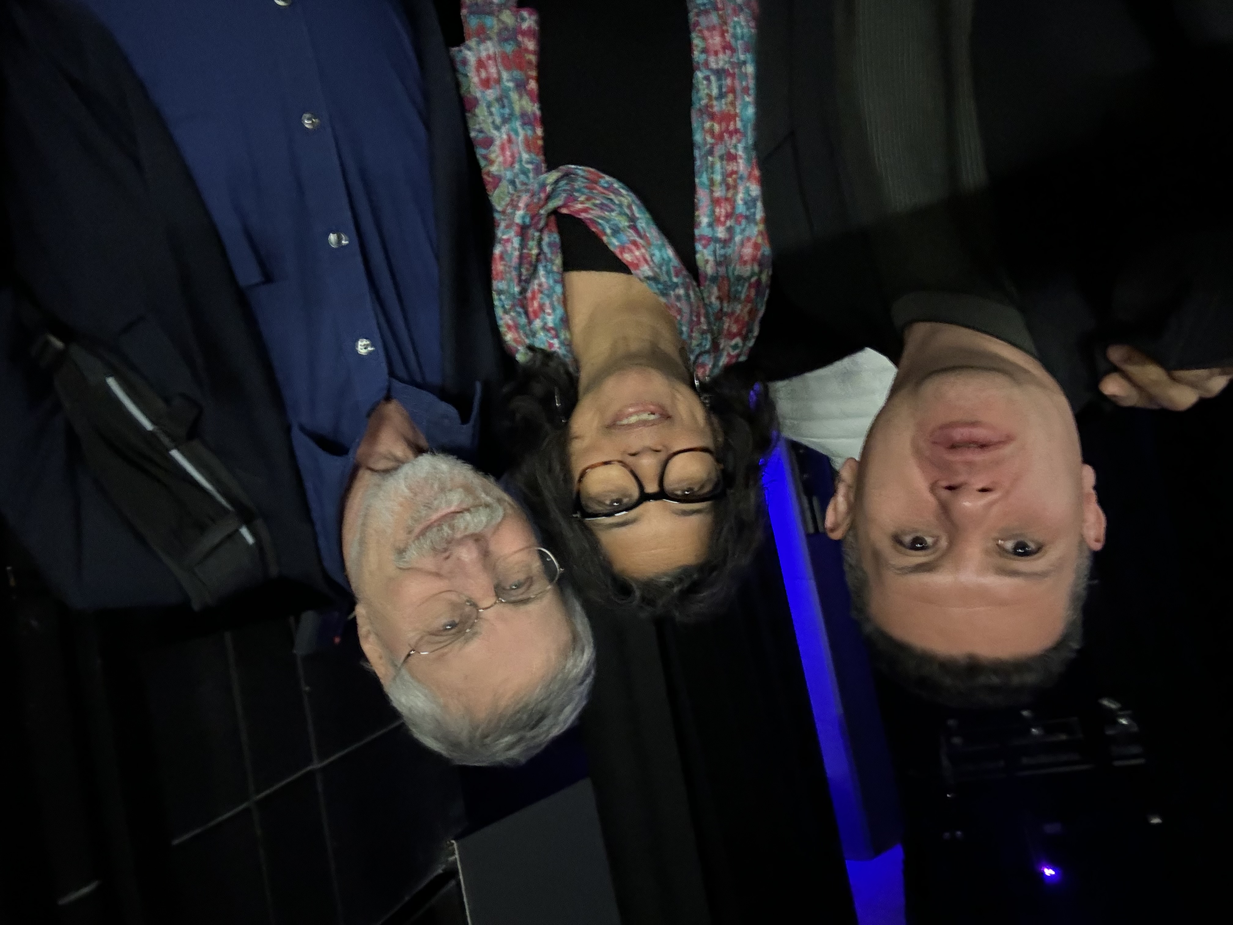Oscar Rivas en una selfie junto a dos colegas referentes durante un evento