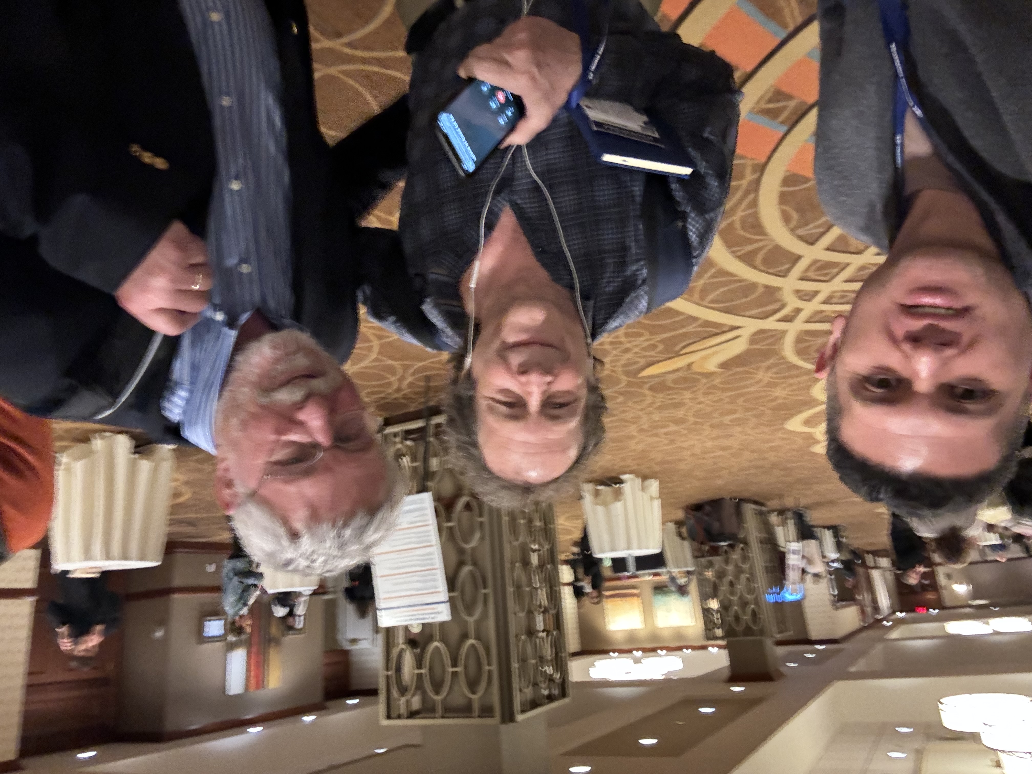 Oscar Rivas en una selfie junto a Rick Doblin y Bessel van der Kolk en la Boston International Trauma Conference