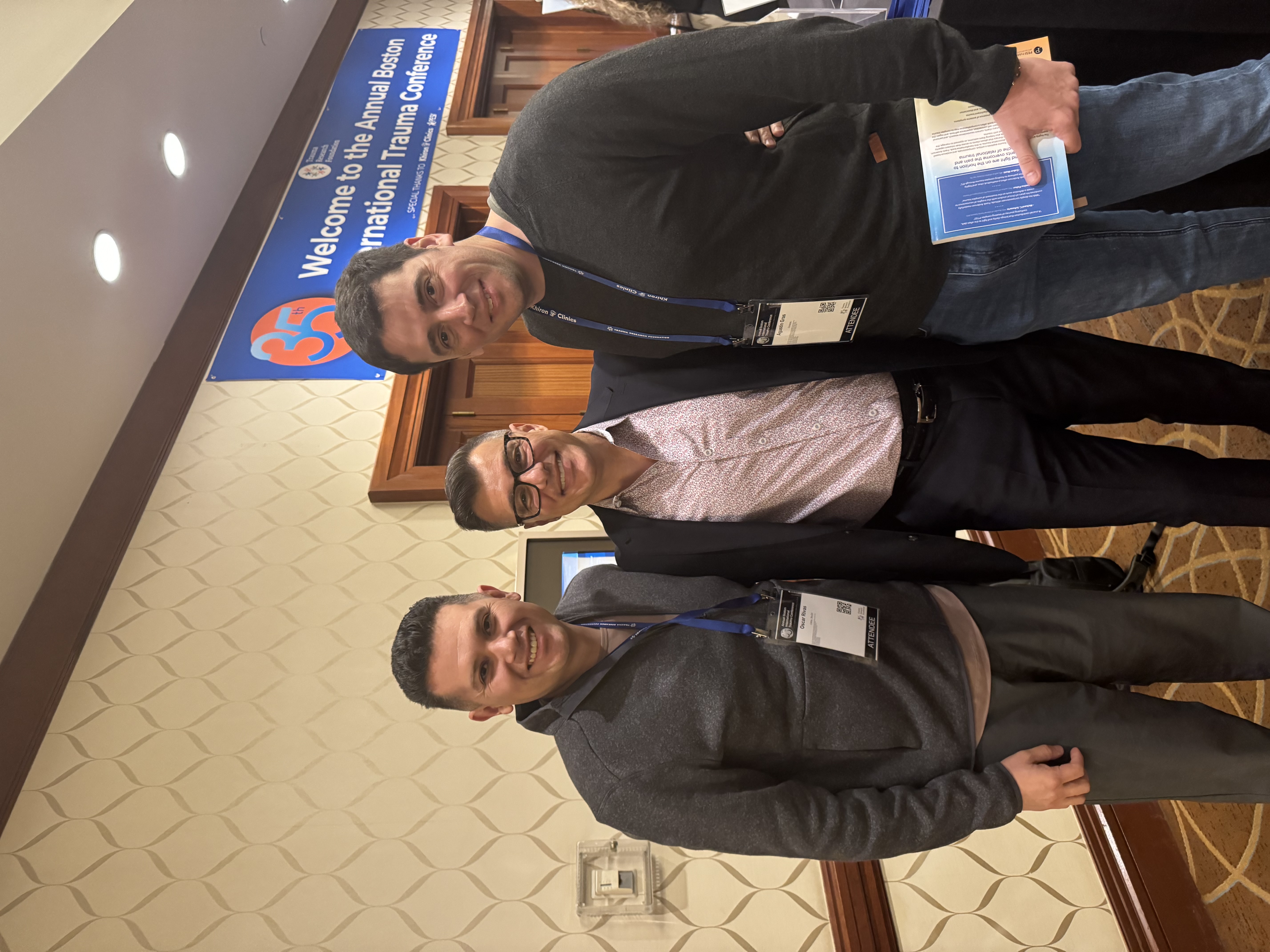 Oscar Rivas junto al Dr. Frank Anderson y el Dr. Agustín Gras en la 35ª Boston International Trauma Conference
