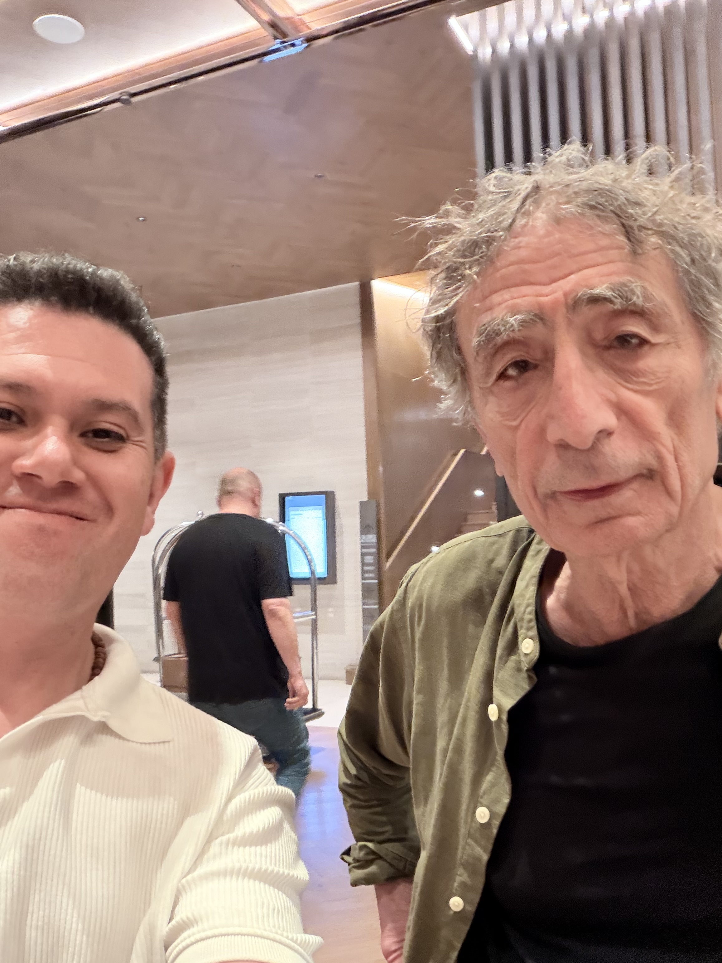 Oscar Rivas en una selfie junto a Gabor Maté