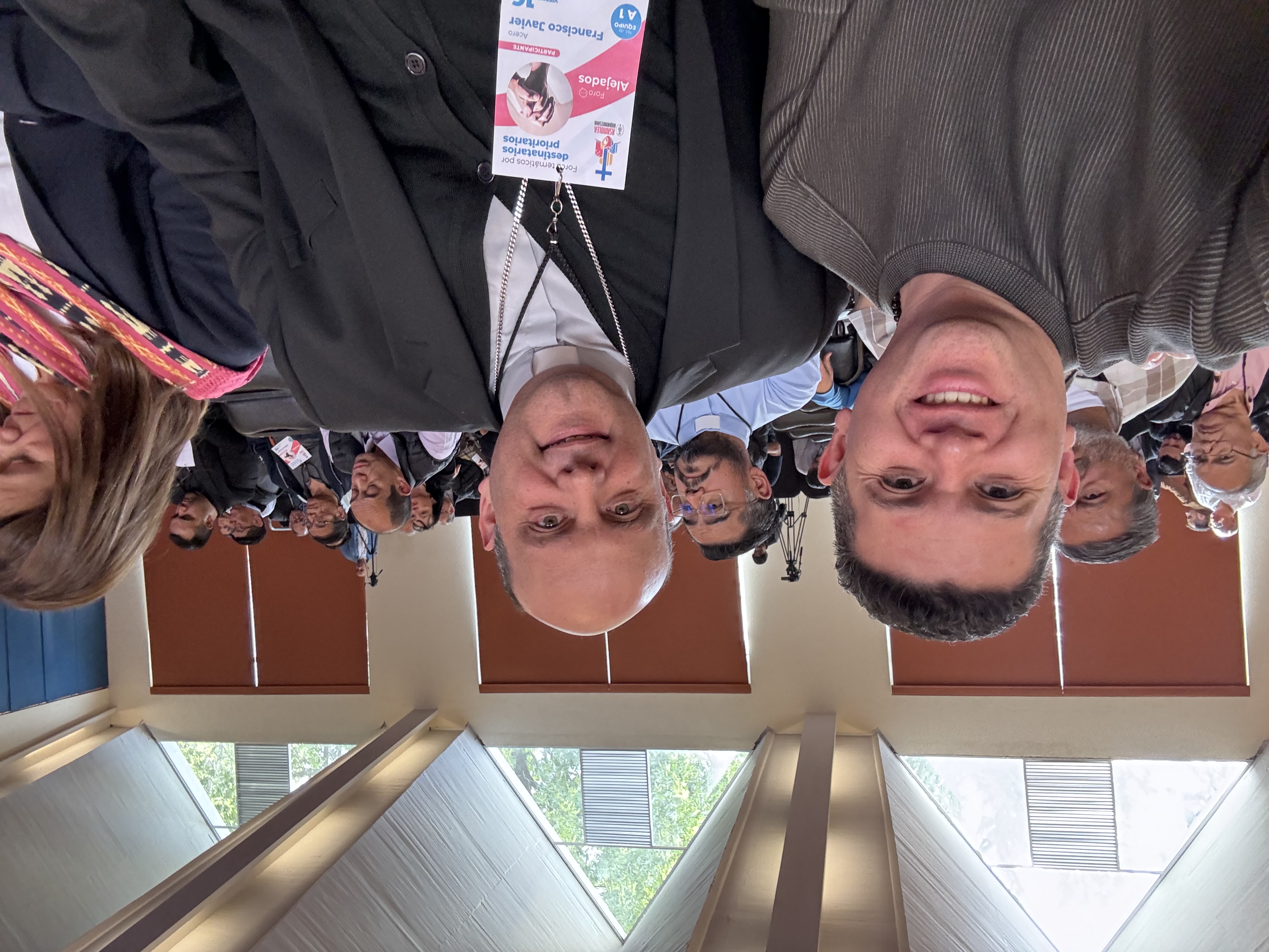 Oscar Rivas en una selfie junto a Mons. Francisco Javier Acero durante la Asamblea Arquidiocesana