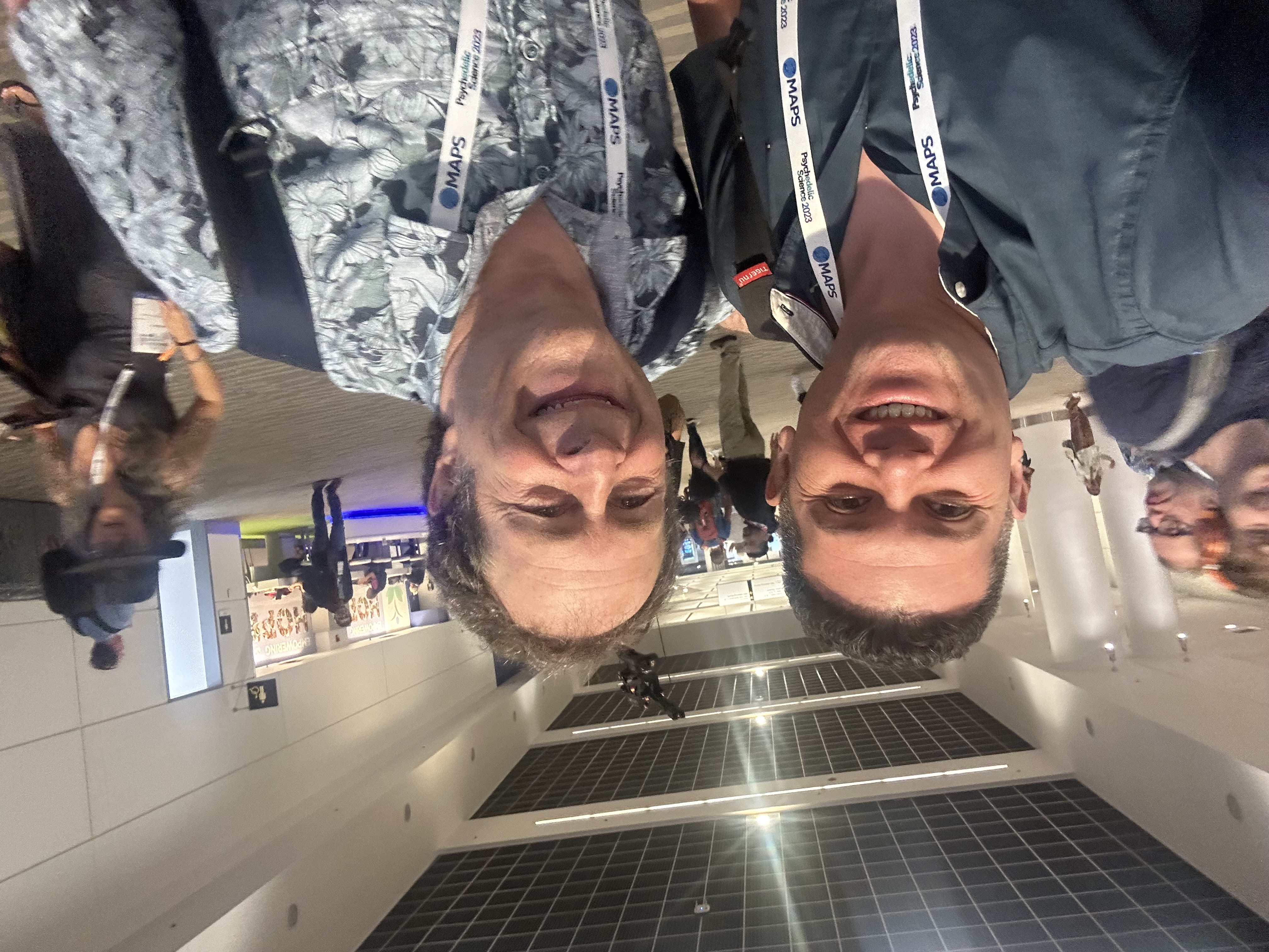 Oscar Rivas en una selfie junto a Rick Doblin en la conferencia Psychedelic Science 2023 de MAPS