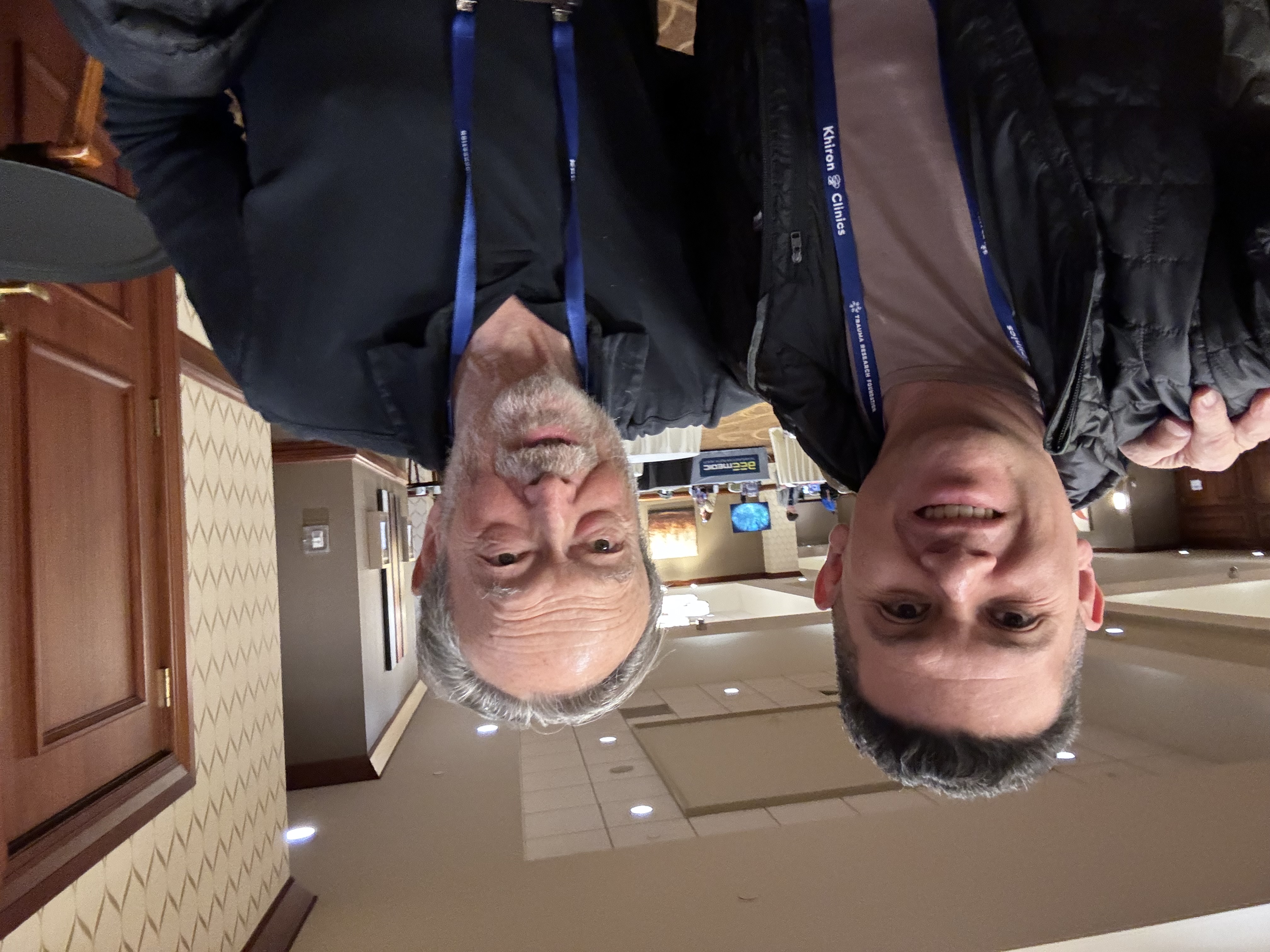 Oscar Rivas en una selfie junto al Dr. Stephen Porges, creador de la Teoría Polivagal, en la Boston International Trauma Conference