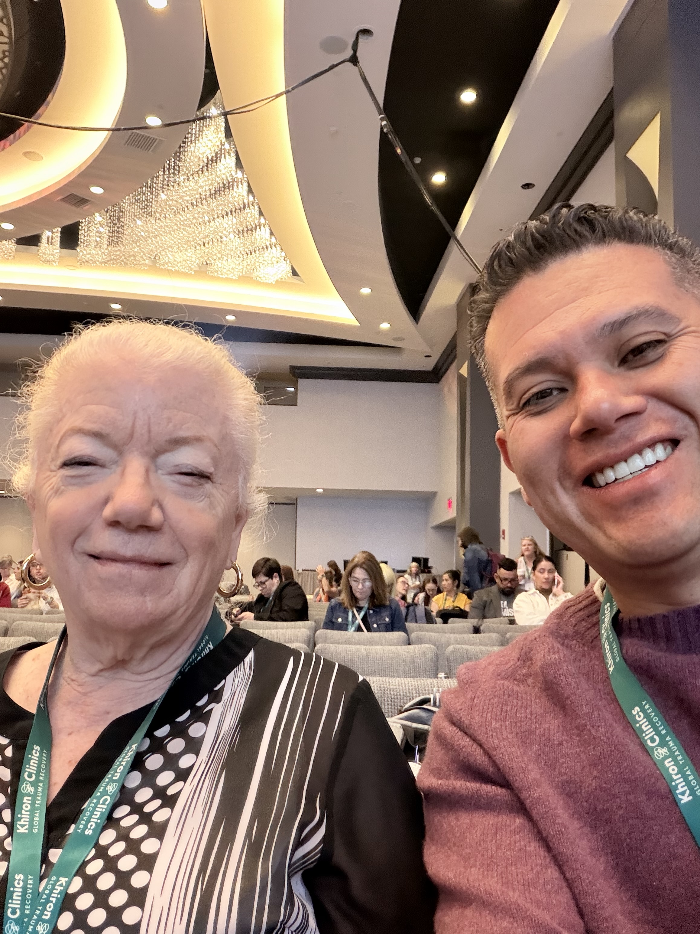 Oscar Rivas en una selfie junto a la Dra. Sue Carter, pionera en la investigación de la oxitocina y el vínculo social