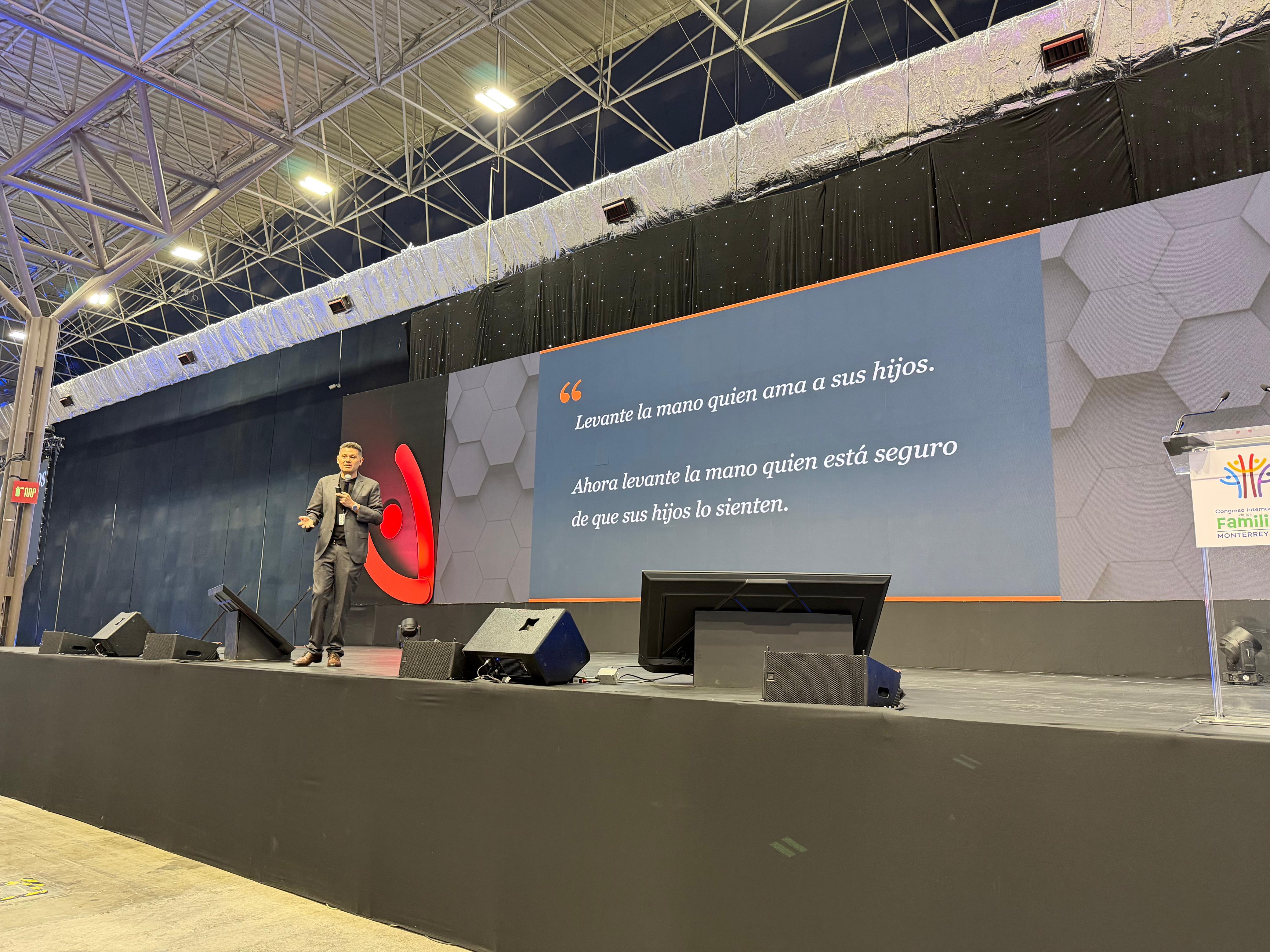 Oscar Rivas dando una conferencia sobre un escenario en el Congreso Internacional de las Familias en Monterrey