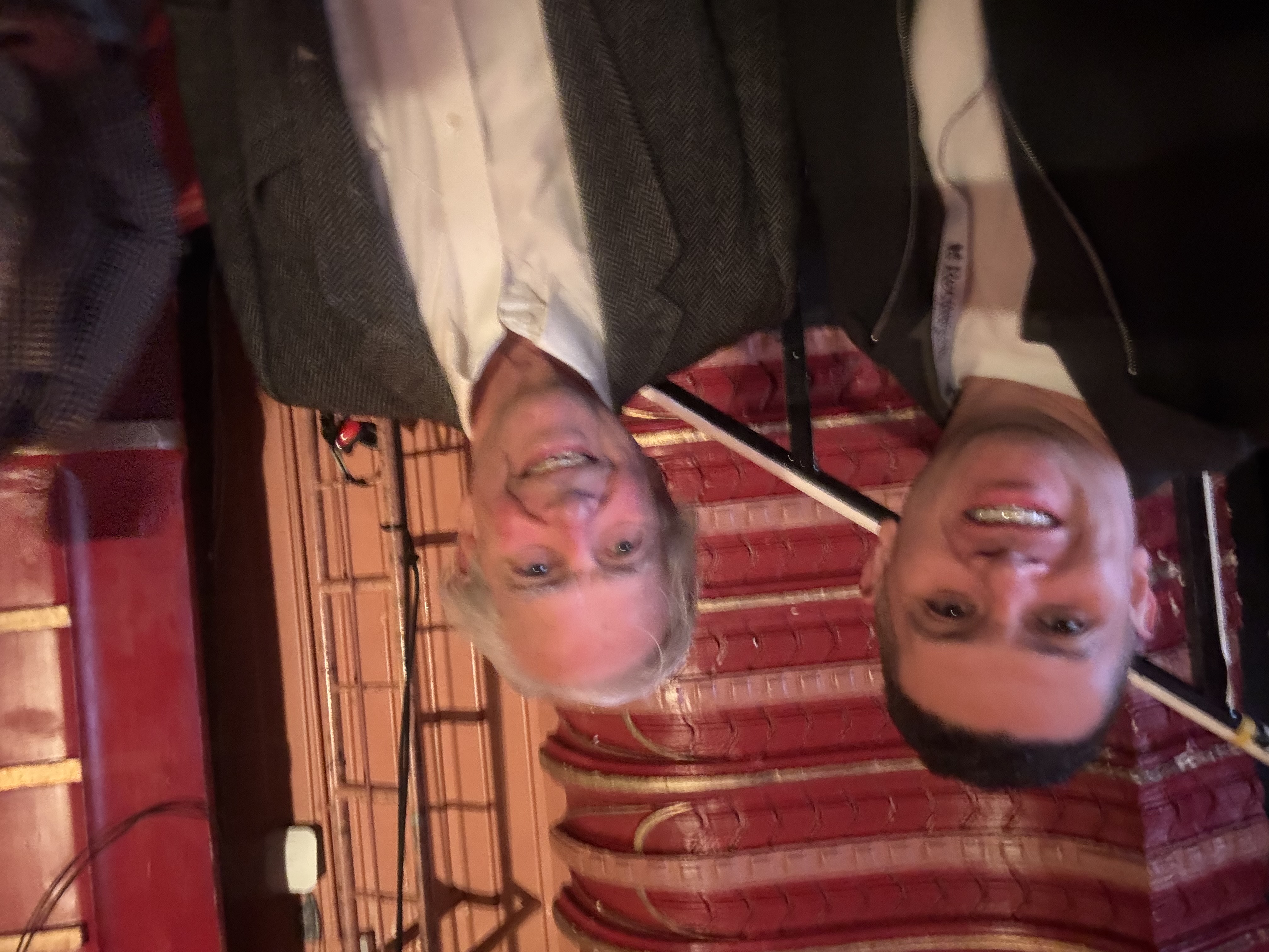Oscar Rivas en una selfie junto a Ed Tronick, creador del experimento del rostro inmóvil, en un teatro