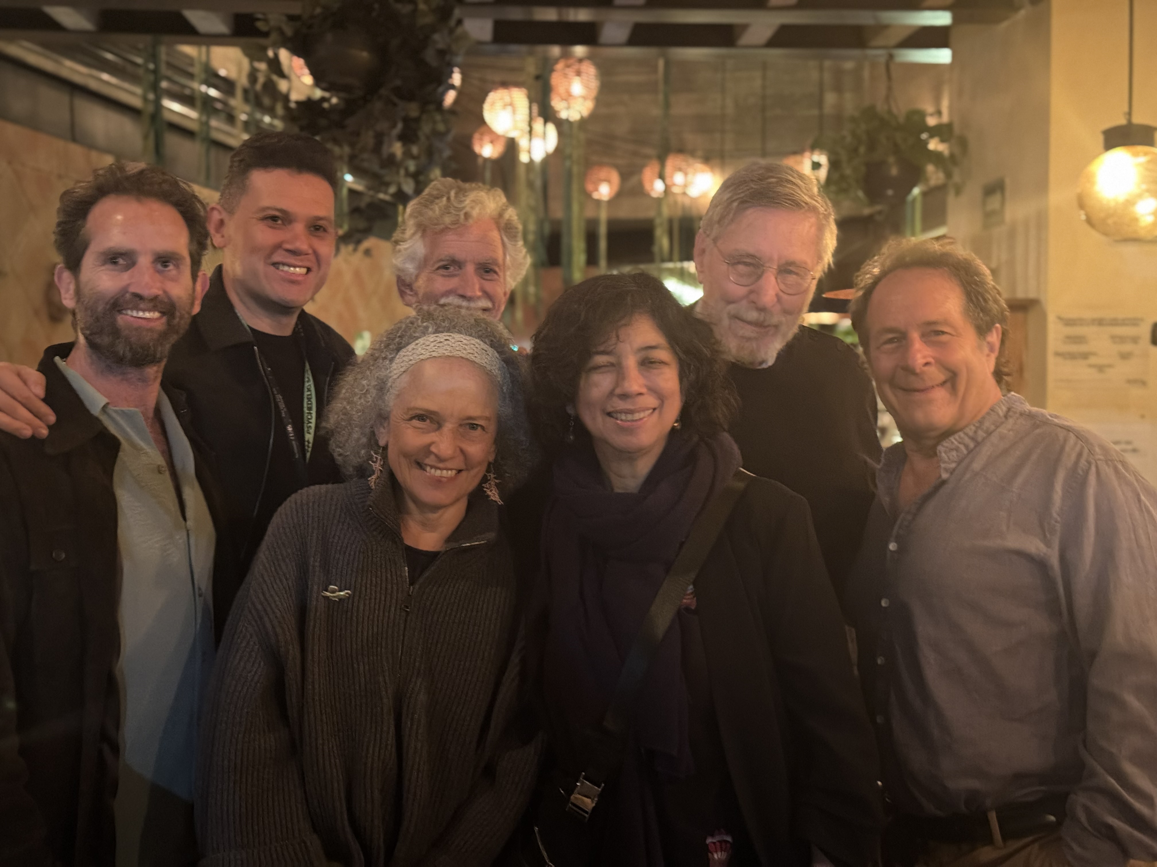 Oscar Rivas junto a Marcela Otálora, Licia Sky, Rick Doblin, Ron Siegel y Bessel van der Kolk en una reunión informal