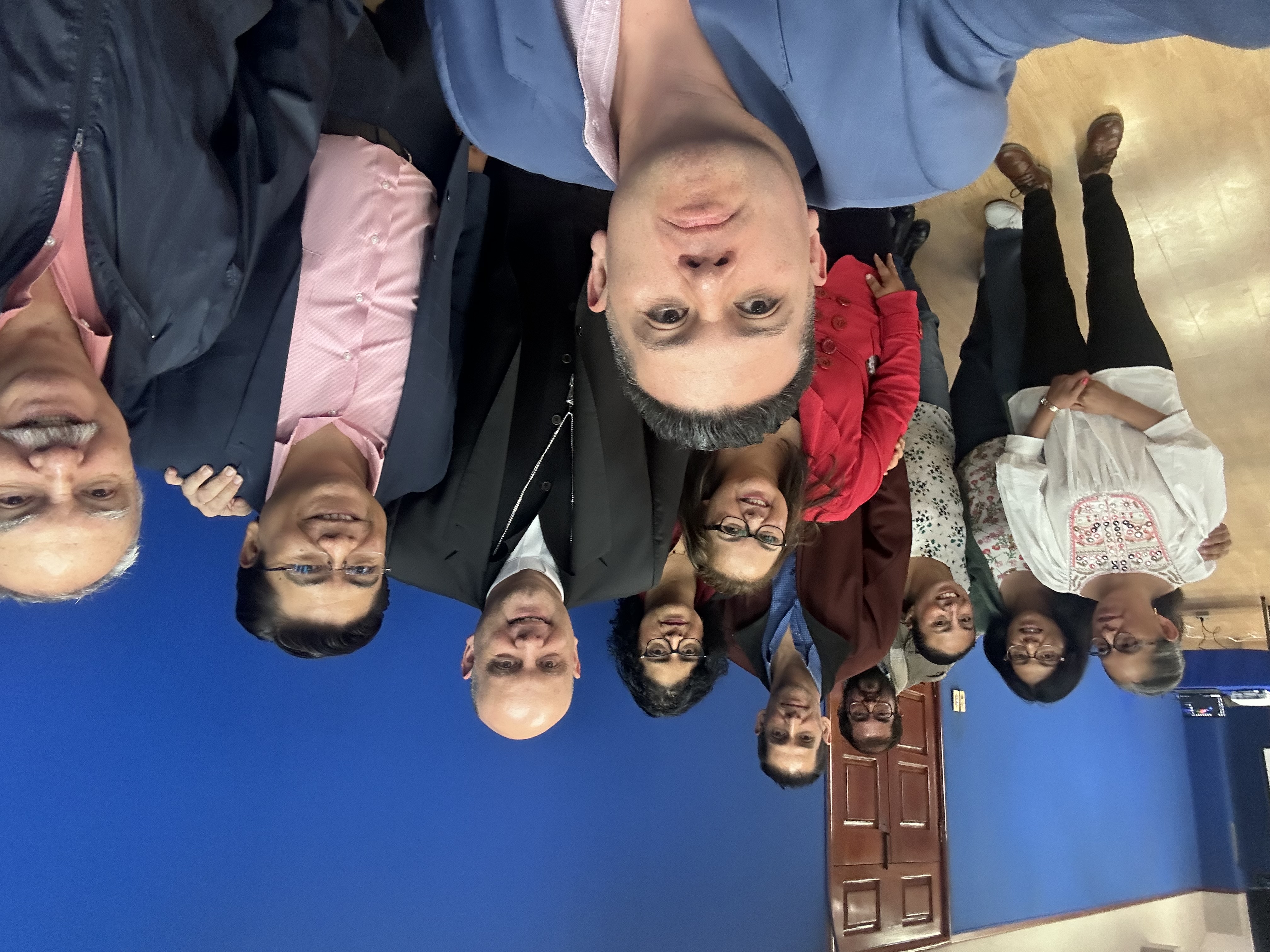 Oscar Rivas en una selfie grupal con el equipo organizador de un congreso