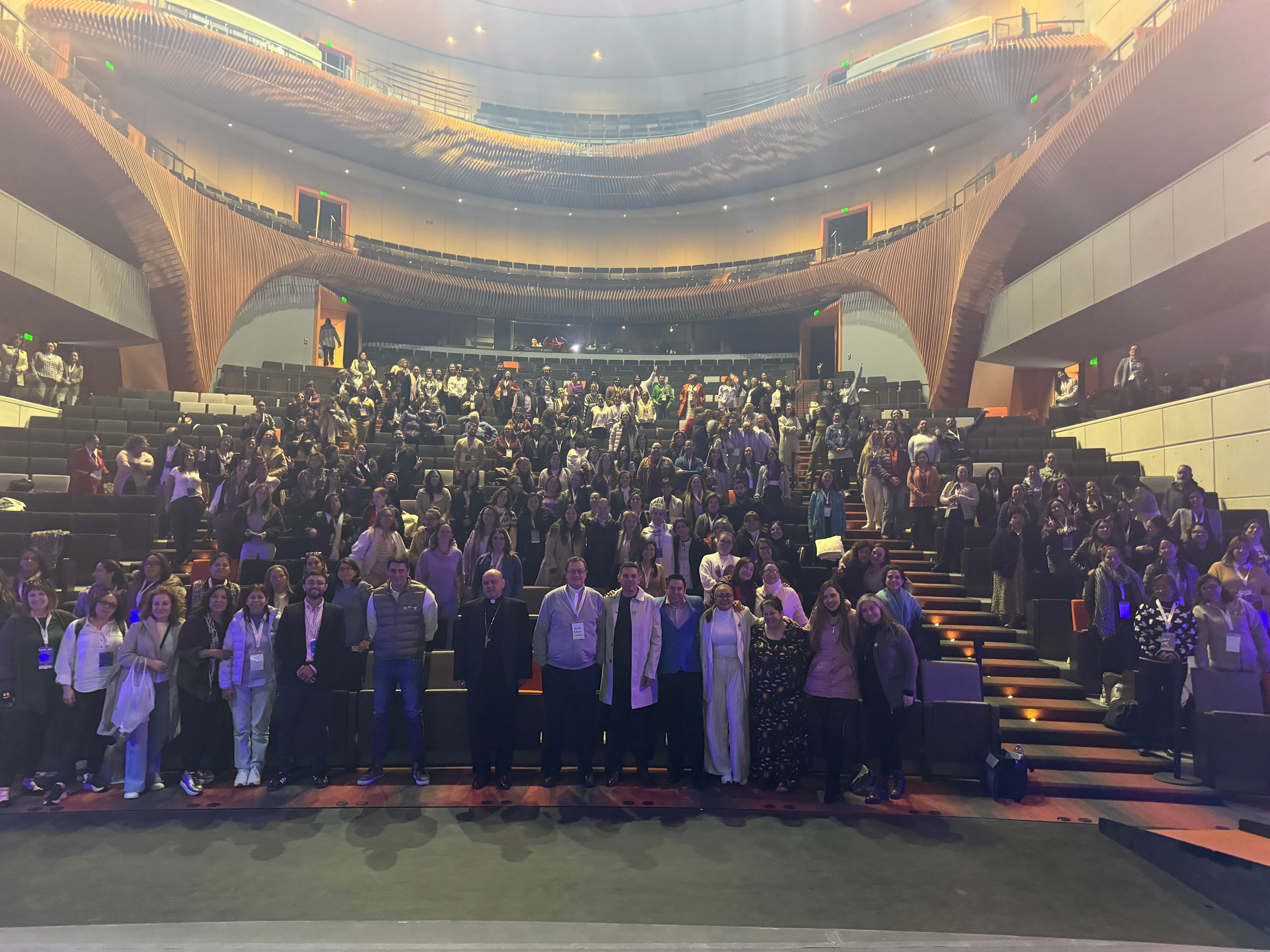 Fotografía grupal con cientos de asistentes de un congreso en el auditorio de la Universidad Anáhuac