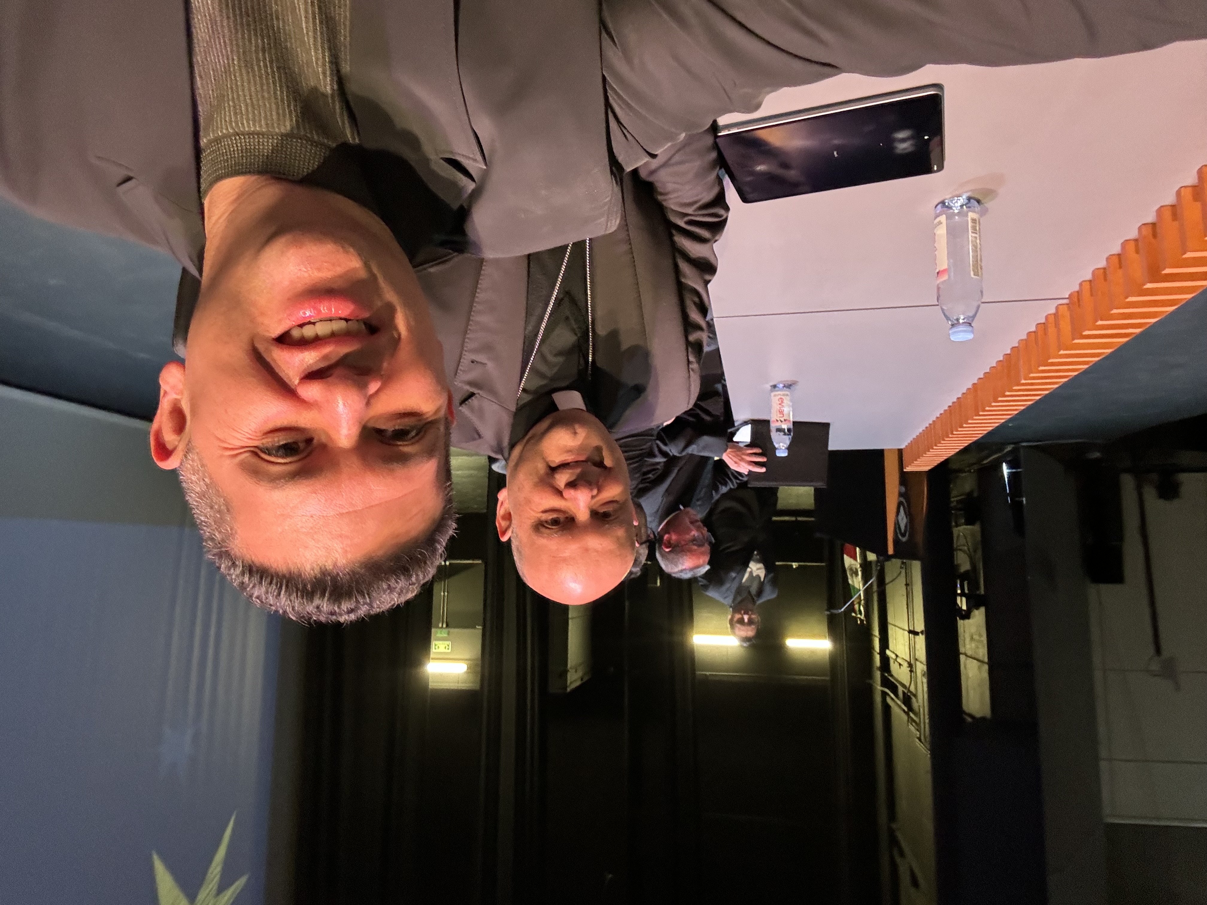 Oscar Rivas en una selfie sobre el escenario junto a los integrantes de un panel