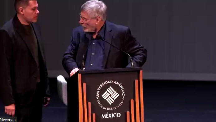 Oscar Rivas acompañando a un ponente internacional en el podio de la Universidad Anáhuac