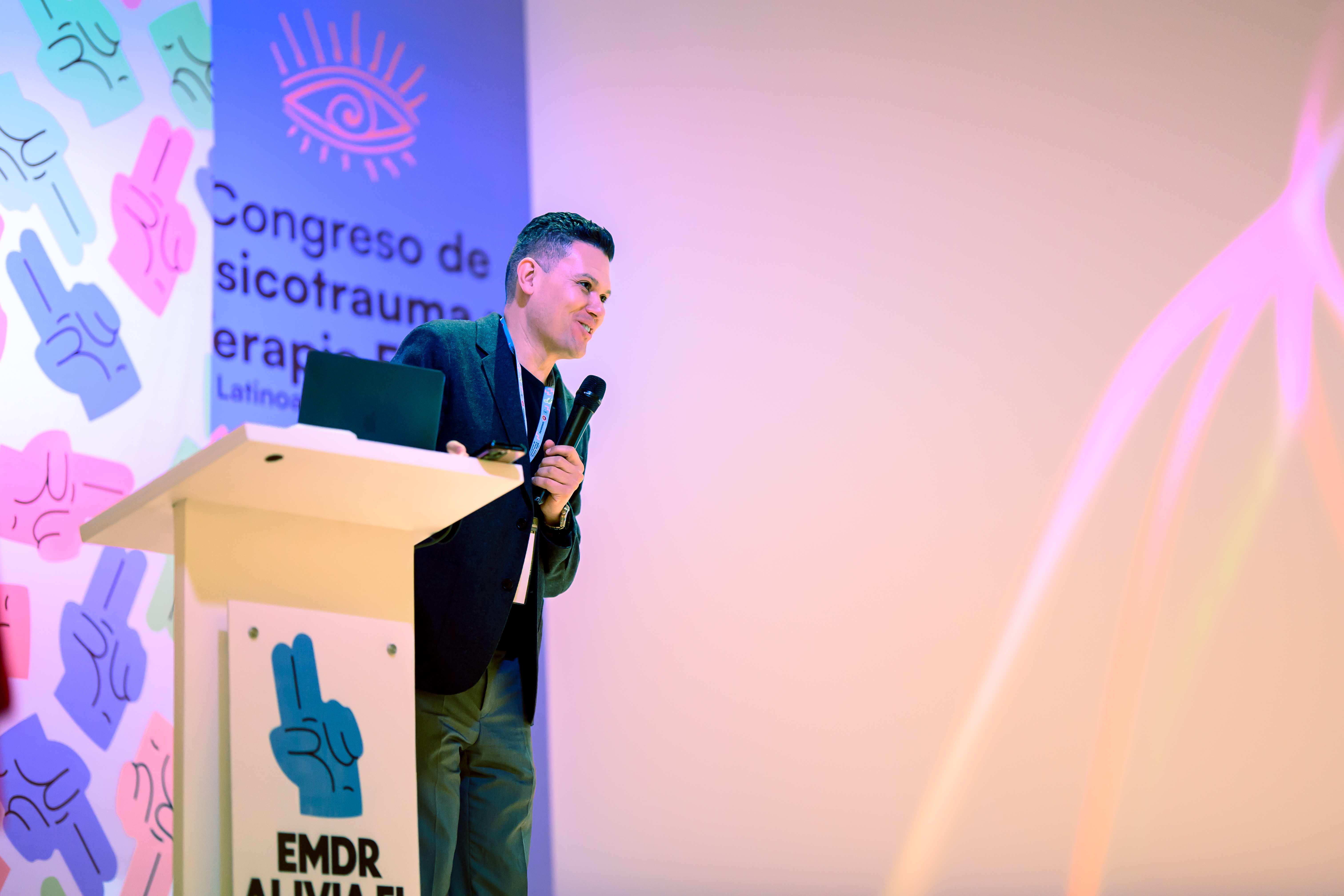 Oscar Rivas en el podio durante su ponencia en el Congreso de Psicotrauma y Terapia EMDR
