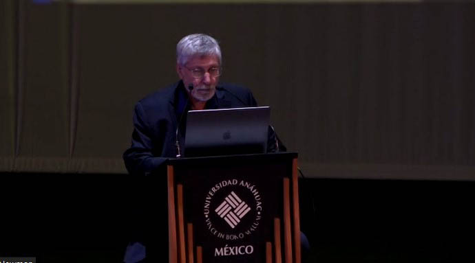 Ponente internacional en el podio de la Universidad Anáhuac México