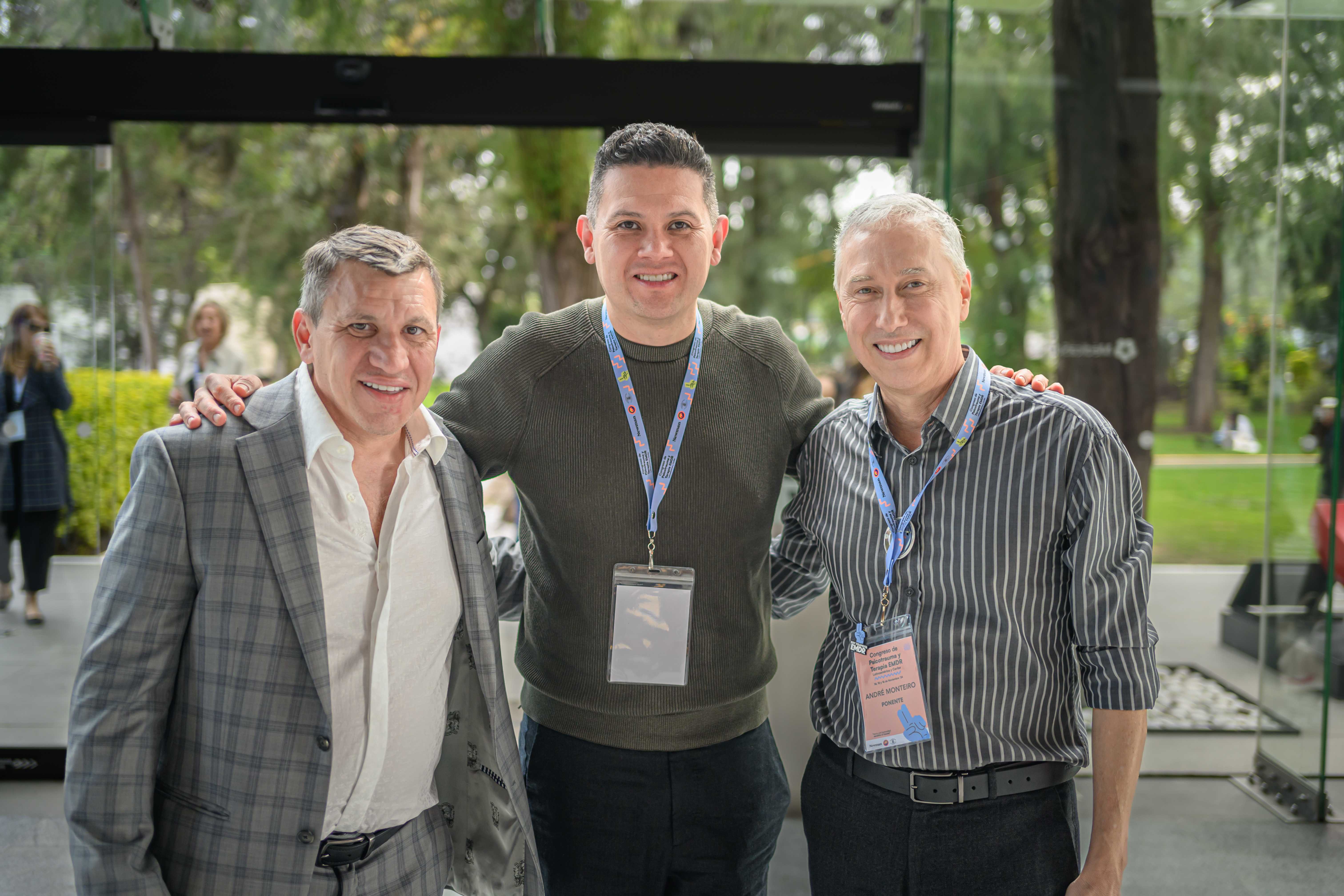 Oscar Rivas junto a dos ponentes internacionales en el Congreso de Psicotrauma y Terapia EMDR