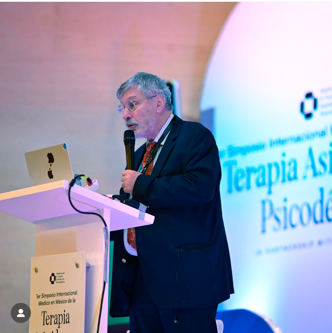 Ponente internacional en el podio del Simposio de la Terapia Asistida con Psicodélicos
